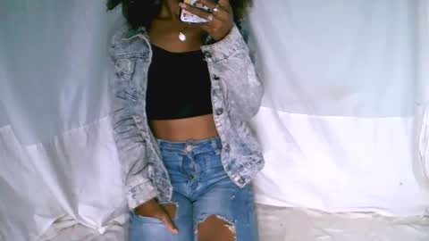 Snapshot of charmantegirl007 chatting on 09.23.25 charmantegirl007 online show from 09.23.25