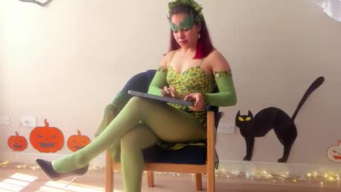 Regina Phalange online show from 10.27.25