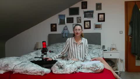 Snapshot of cherryangle chatting on 02.18.26 Leonie online show from 02.18.26