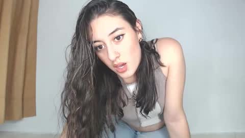 Snapshot of chloe_vahos chatting on 10.04.25 Chloe online show from 10.04.25