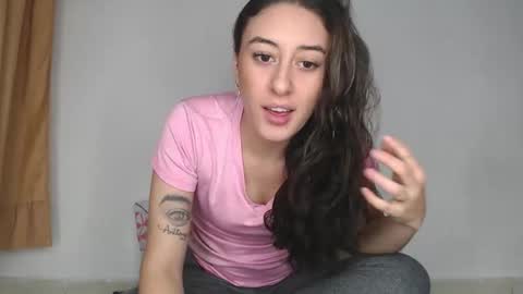 Snapshot of chloe_vahos chatting on 10.06.25 Chloe online show from 10.06.25