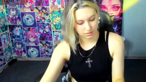 Snapshot of chloebloss0m chatting on 02.19.25 Boni online show from 02.19.25