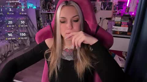 ChloeKohaku online show from 11.20.25