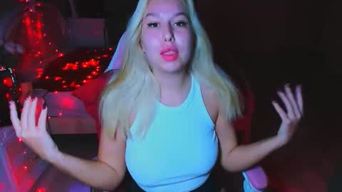 Snapshot of chloericci chatting on 10.18.25 ChloeRicci online show from 10.18.25