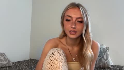 Snapshot of chloeros3e chatting on 09.15.25 chloeros3e online show from 09.15.25