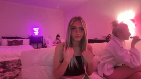 Snapshot of chloeros3e chatting on 09.26.25 chloeros3e online show from 09.26.25