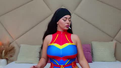 Chloe Vee online show from 10.31.25