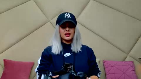 Chloe Vee online show from 11.21.25