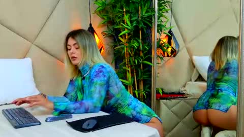 Snapshot of chloevee chatting on 06.23.26 Chloe Vee online show from 06.23.26