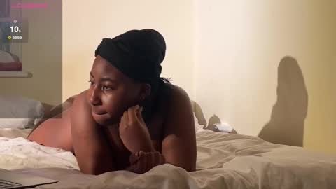 Snapshot of chocolatebunnycakez chatting on 12.17.25 chocolatebunnycakez online show from 12.17.25