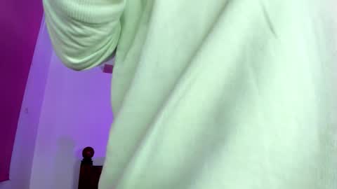 Hi dont forguet to follow me    online show from 11.20.25