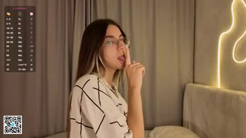 Snapshot of christinfinnie chatting on 12.03.25 Ellie online show from 12.03.25