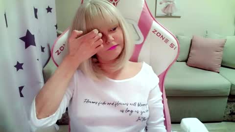 Snapshot of christirose chatting on 11.18.25 Christi online show from 11.18.25