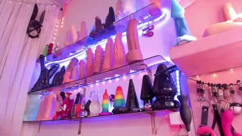 Snapshot of christymilk1 chatting on 01.06.25 christy online show from 01.06.25