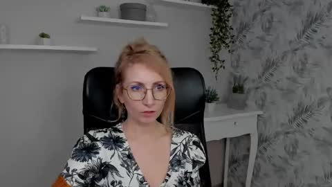 Snapshot of cinderellamoon chatting on 02.18.26 Cinderella online show from 02.18.26