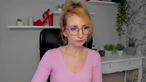 Snapshot of cinderellamoon chatting on 03.04.26 Cinderella online show from 03.04.26