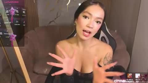 Snapshot of cinnamon_b chatting on 06.16.26 Cinnamon online show from 06.16.26