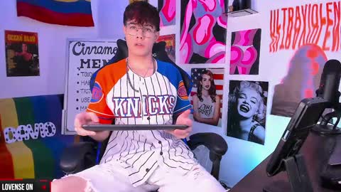 Snapshot of cinnamon_boyxxx chatting on 12.23.24 David     Independent Model online show from 12.23.24