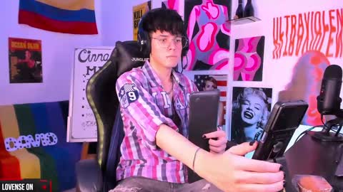 Snapshot of cinnamon_boyxxx chatting on 01.14.25 David     Independent Model online show from 01.14.25