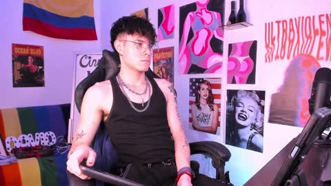 Snapshot of cinnamon_boyxxx chatting on 02.04.25 David     Independent Model online show from 02.04.25