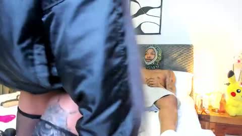 Snapshot of cinnamon_lips07 chatting on 10.11.25 Indie online show from 10.11.25