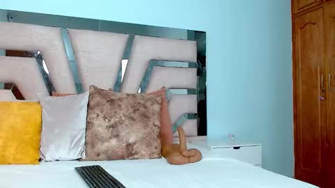 Cintia Hills online show from 01.04.25