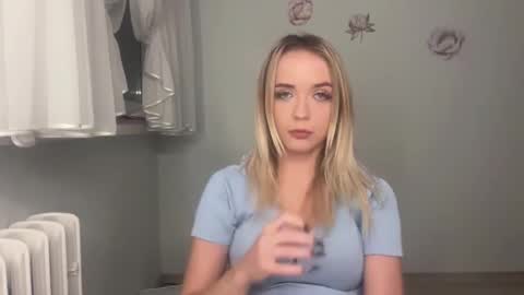 Snapshot of claudiagold chatting on 10.30.25 ClaudiaGold online show from 10.30.25