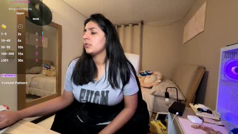 cloe small online show from 11.26.25