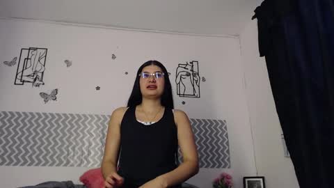 Snapshot of cloehonney chatting on 09.23.25 cloe online show from 09.23.25