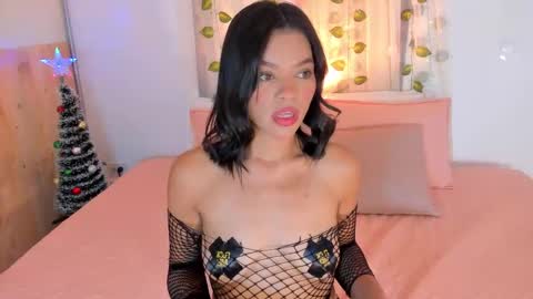 Snapshot of cloehsmiith chatting on 12.04.25 Chloe Smith online show from 12.04.25