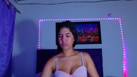 Snapshot of colombianmiilf_ chatting on 11.28.25 Nahomi online show from 11.28.25