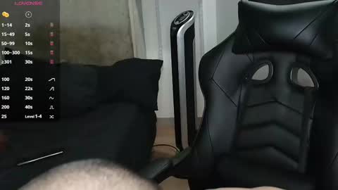 Snapshot of colombianmuscle8 chatting on 12.29.24 colombianmuscle8 online show from 12.29.24