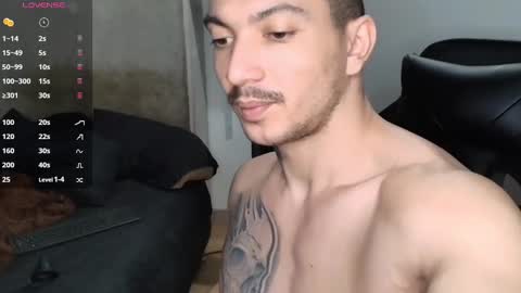 Snapshot of colombianmuscle8 chatting on 12.31.24 colombianmuscle8 online show from 12.31.24