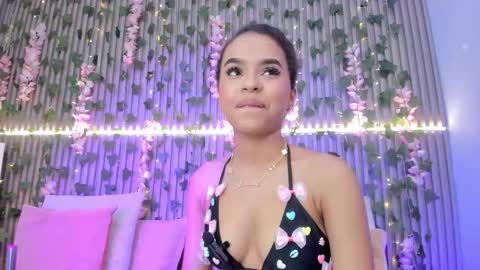 Snapshot of coralineross_ chatting on 10.27.25 coralineross_ online show from 10.27.25