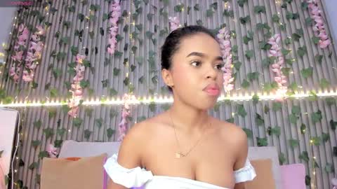 Snapshot of coralineross_ chatting on 10.30.25 coralineross_ online show from 10.30.25