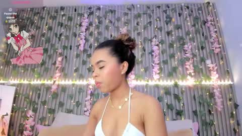 Snapshot of coralineross_ chatting on 11.19.25 coralineross_ online show from 11.19.25