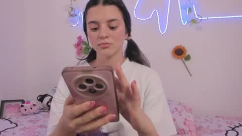 Snapshot of coralinexxx07 chatting on 07.14.26 Coraline uwu Bienvenidos al dulce mundo de Coraline Hola amores soy Coraline Una chica tierna juguetona online show from 07.14.26
