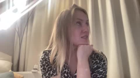 Snapshot of cosmo_blondiee chatting on 09.15.25 cosmo_blondiee online show from 09.15.25