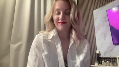Snapshot of cosmo_blondiee chatting on 09.16.25 cosmo_blondiee online show from 09.16.25
