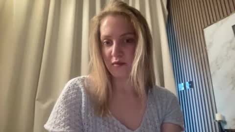 Snapshot of cosmo_blondiee chatting on 09.17.25 cosmo_blondiee online show from 09.17.25