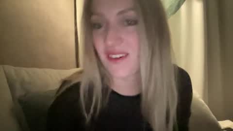 Snapshot of cosmo_blondiee chatting on 09.20.25 cosmo_blondiee online show from 09.20.25