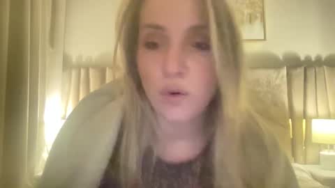 Snapshot of cosmo_blondiee chatting on 09.23.25 cosmo_blondiee online show from 09.23.25