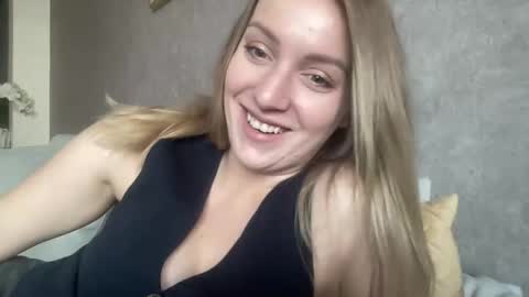 Snapshot of cosmo_blondiee chatting on 09.30.25 cosmo_blondiee online show from 09.30.25