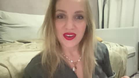 Snapshot of cosmo_blondiee chatting on 10.01.25 cosmo_blondiee online show from 10.01.25