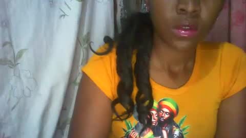 Snapshot of couleur_vanille chatting on 10.02.25 couleur_vanille online show from 10.02.25