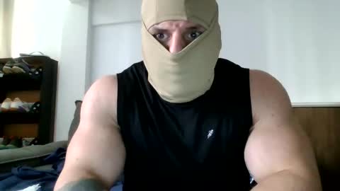 Snapshot of couplemuscle40 chatting on 09.10.25 couplemuscle40 online show from 09.10.25