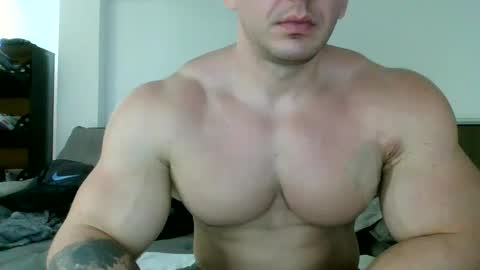 Snapshot of couplemuscle40 chatting on 09.19.25 couplemuscle40 online show from 09.19.25