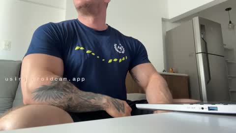 Snapshot of couplemuscle40 chatting on 09.30.25 couplemuscle40 online show from 09.30.25