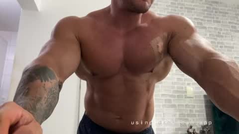 Snapshot of couplemuscle40 chatting on 05.08.26 couplemuscle40 online show from 05.08.26