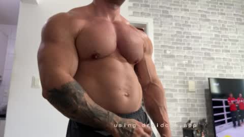 Snapshot of couplemuscle40 chatting on 06.05.26 couplemuscle40 online show from 06.05.26
